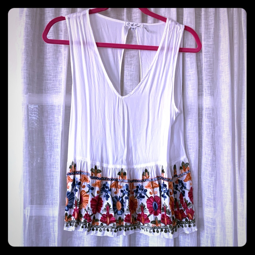 Floral Stiched Flowy Top w open back! Small size